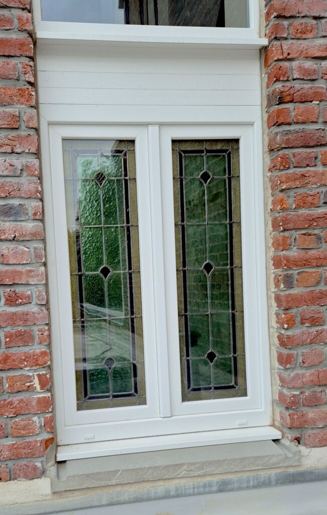 La Madeleine fenêtre PVC avec vitrail