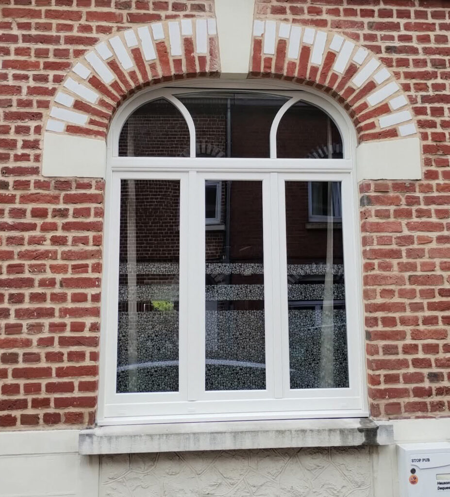 Lille fenêtre PVC avec volet roulant, faux cintrage, traverse moulurée