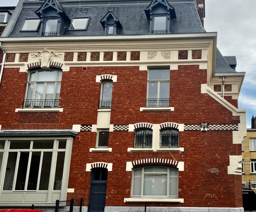 Lille fenetre bois cintre historique