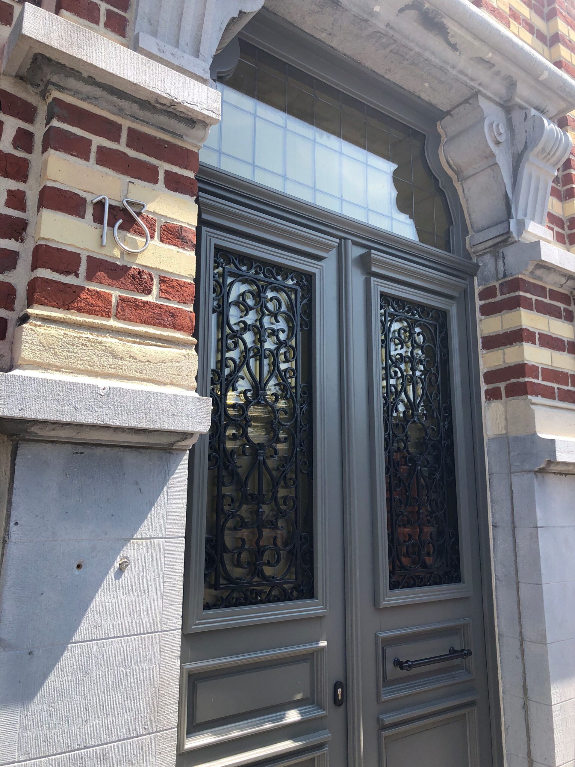 Porte d_entrée bois - grille décorative