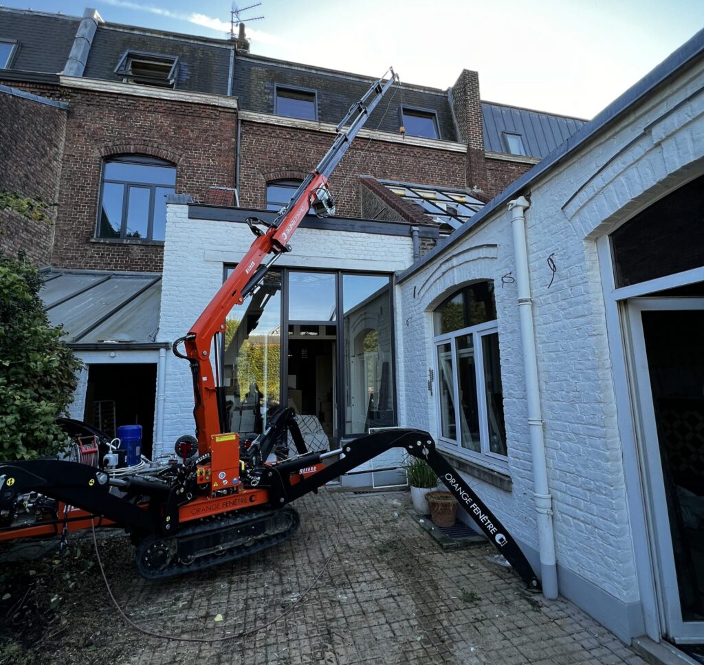 Roubaix - Pose d'une verrière en aluminium à l'aide d'une grue