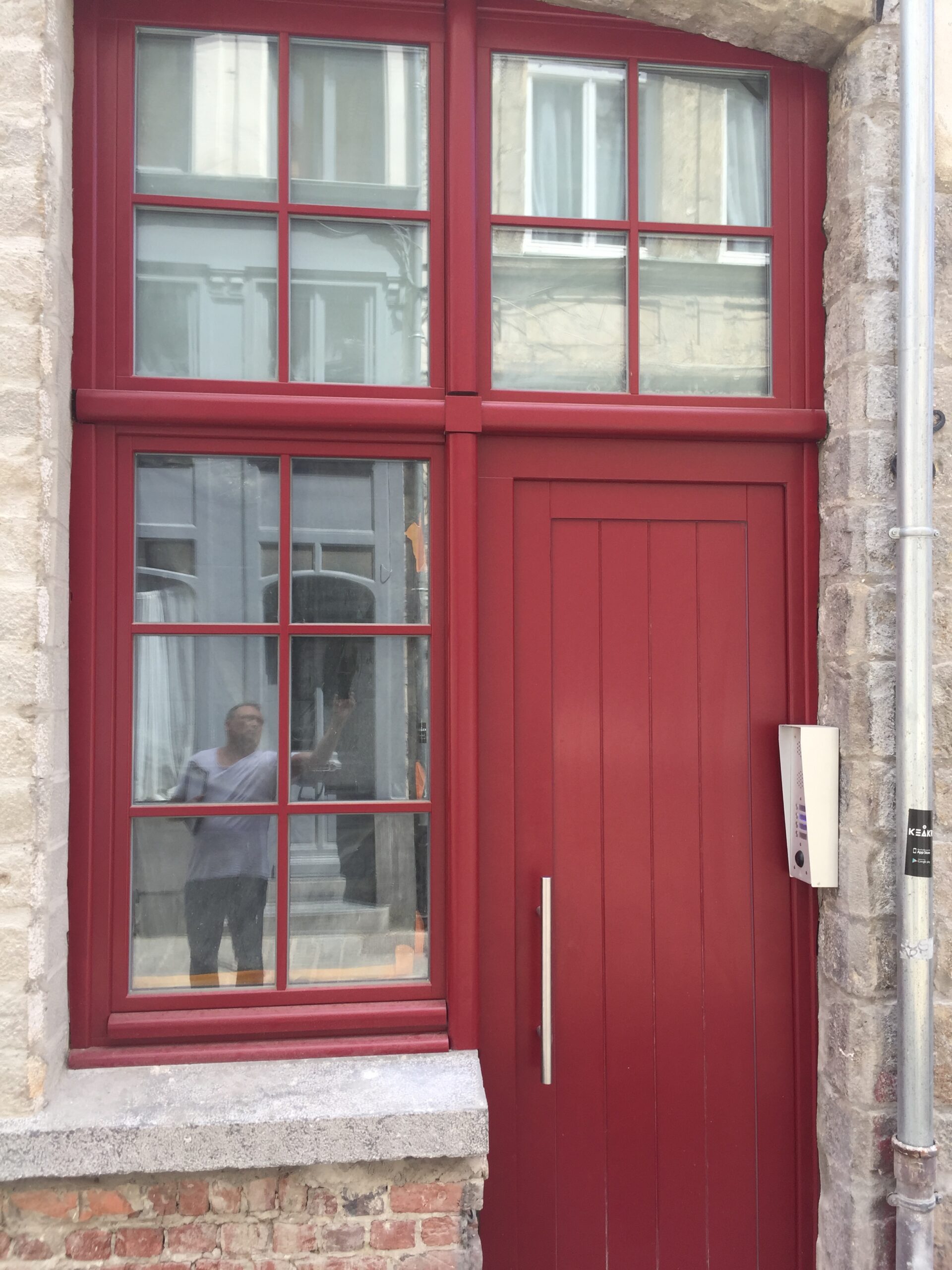 Porte d'entrée BOIS moderne sur briques - Orange Fenêtre