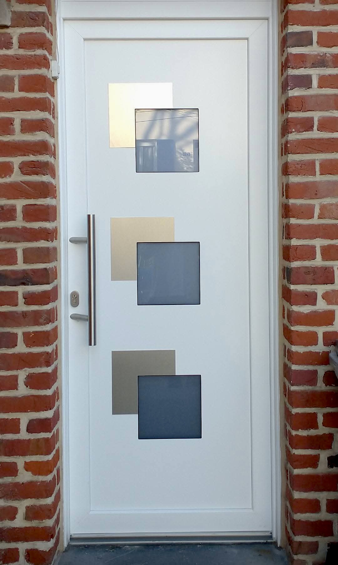 Porte d'entrée PVC moderne sur briques - Orange Fenêtre